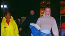 Begini penampilan Gigi Hadid ketika tengah jalan-jalan dengan bahagia. (instagram/bellahadid)