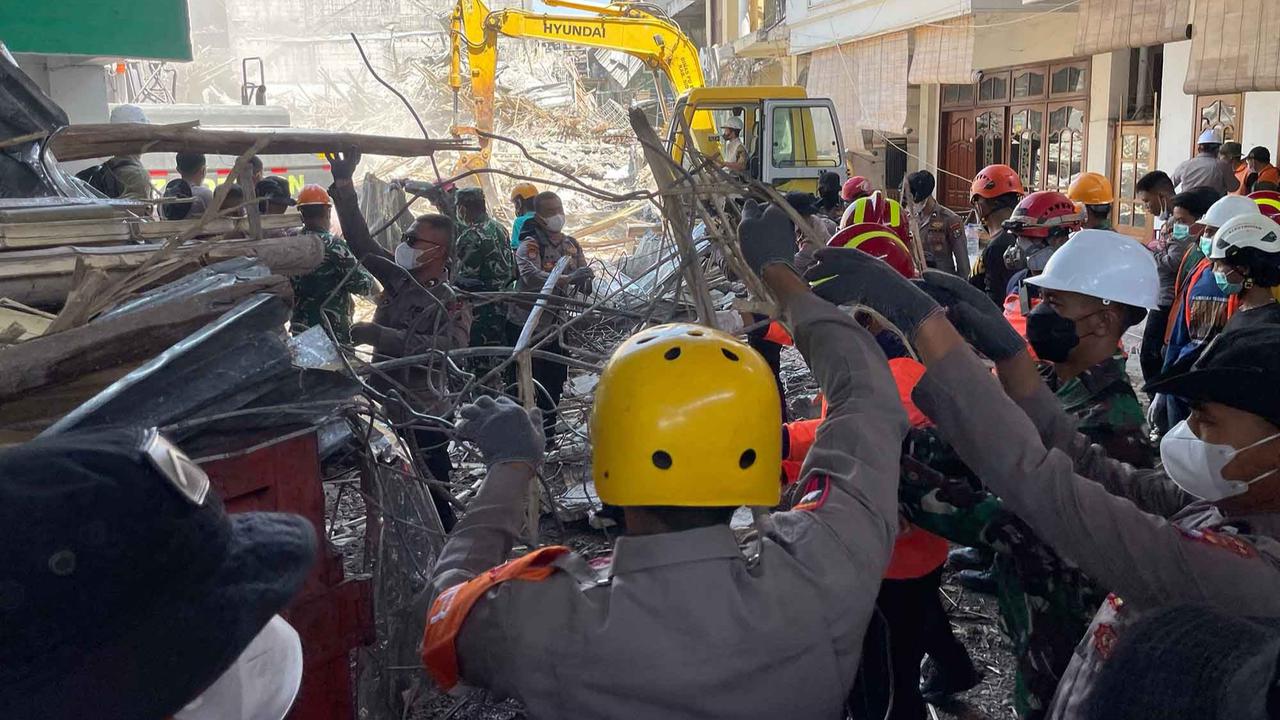 FOTO: 49 Santri Masih Hilang, Tim SAR Kerahkan Alat Berat di Reruntuhan Ponpes Al Khoziny
