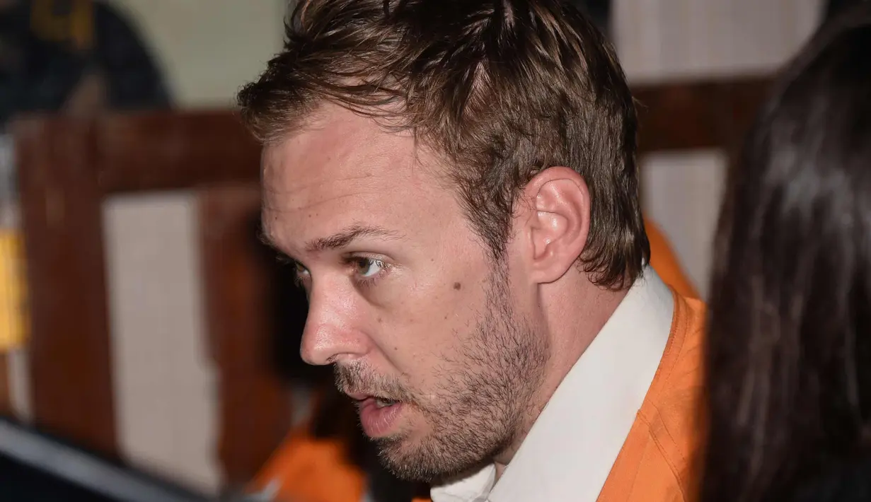 Ekspresi Joshua James Baker saat menjalani sidang tuduhan kepemilikan narkoba di pengadilan Denpasar, Bali (23/1). Polisi menangkap Baker di Bandara Ngurah Rai dari Bangkok 8 Oktober 2017 setelah membawa obat-obatan terlarang. (AFP Photo/Sonny Tumbelaka)