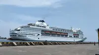 Kapal Pesiar MV Columbus mendarat di Pelabuhan Tanjung Emas Semarang meski ditolak dimana-mana. (foto: Liputan6.com/edhie prayitno ige)