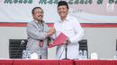  Sekda Jawa Barat, Iwa Karniwa (kanan) memberikan formulir pendaftaran calon gubernur Jawa Barat ke Ketua DPP Bidang Pemenangan Pemilu PDIP Bambang DH  di kantor DPP PDIP di Jalan Diponegoro, Menteng, Jakarta, Jumat (7/7). (Liputan6.com/Faizal Fanani)