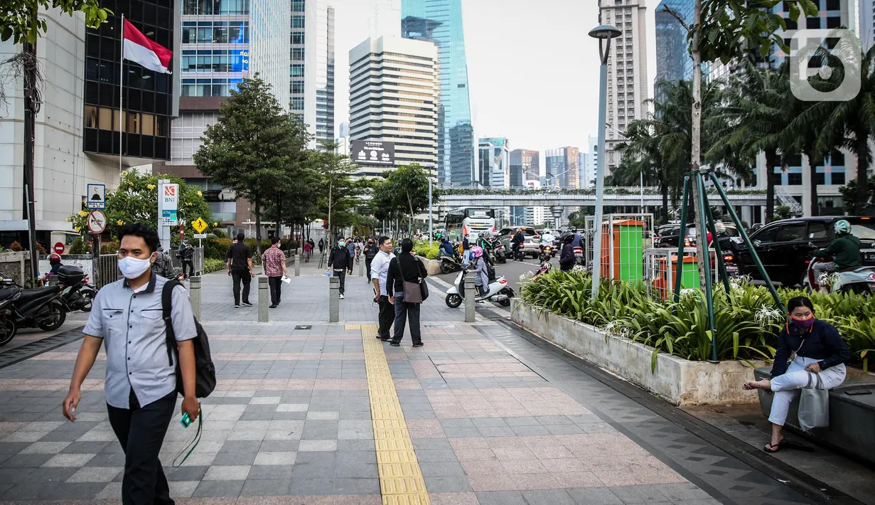 Suasana trotoar di Kawasan Sudirman, Jakarta, Senin (8/6/2020). Aktivitas perkantoran di Ibu Kota kembali beroperasi pada Senin (8/6) seiring penerapan Pembatasan Sosial Berskala Besar (PSBB) transisi. (Liputan6.com/Faizal Fanani)