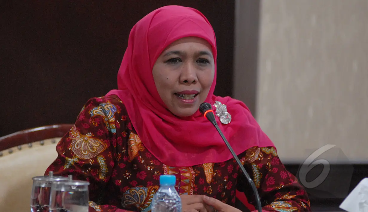 Menteri Sosial Khofifah memaparkan kepada perwakilan 12 Bupati dan Walikota mengenai pembagian “kartu sakti”, Jakarta, Kamis (23/4/2015). Pemerintah berencana menyalurkan "kartu sakti" tahap kedua pada 27 April mendatang. (Liputan6.com/Johan Tallo)
