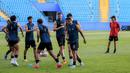 Skuad Borneo FC melakukan latihan saat sesi official training di Stadion Batakan, Balikpapan, Sabtu (18/5/2024) jelang laga leg kedua semifinal Championship Series BRI Liga 1 2023/2024 pada Minggu, 19 Mei 2024. (Bola.com/Bagaskara Lazuardi)