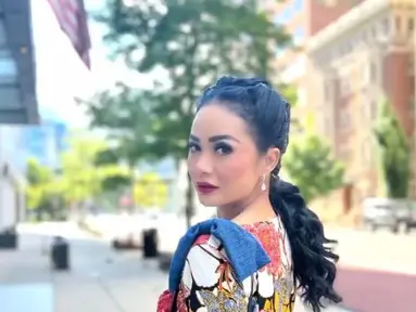 Saat di Amerika Serikat, Krisdayanti tampil cantik dengan mengenakan dress batik bermotif bunga. Dress ini membuat Krisdayanti makin menawan. (Foto: Instagram.com/krisdayantilemos)