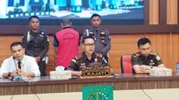 Kepala Kejaksaan Tinggi (Kajati) Gorontalo, Purwanto Joko Irianto saat menggelar konferensi pers penahanan Bupati Hamim Pou (Arfandi Ibrahim/Liputan6.com)