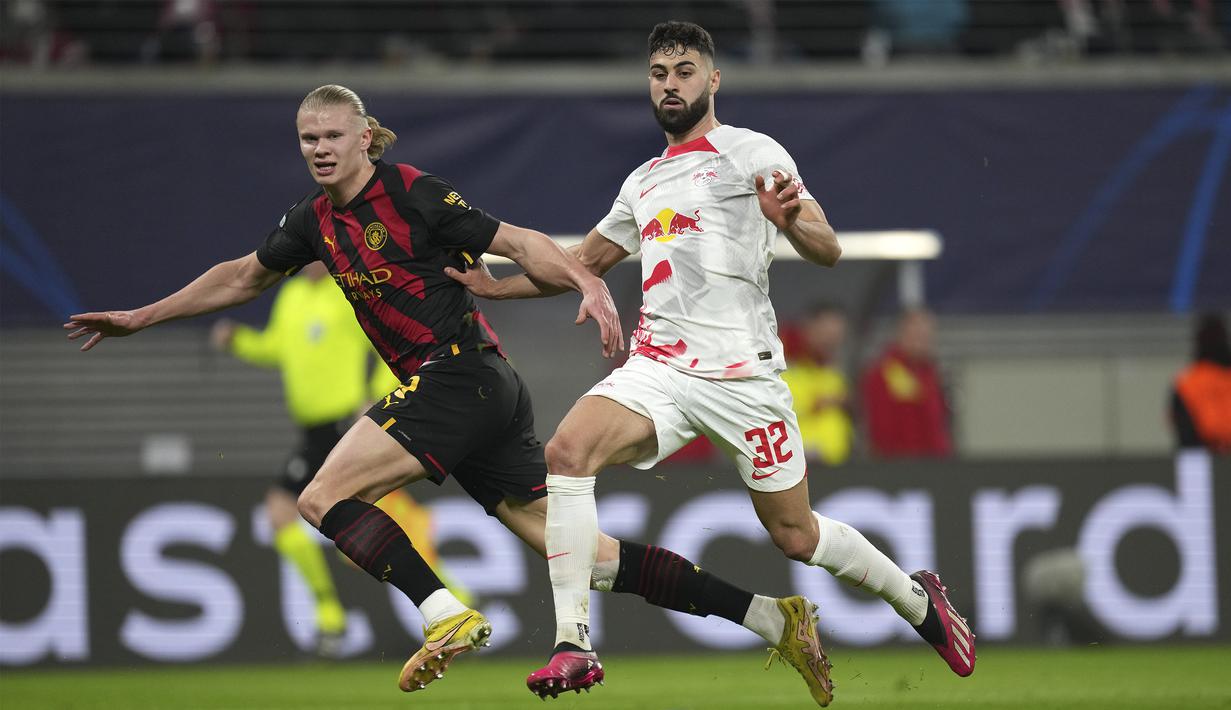 Pemain Manchester City, Erling Haaland berusaha menghindar dari penjagaan bek RB Leipzig, Josko Gvardiol (kanan) dalam pertandingan leg pertama babak 16 besar Liga Champions 2022/2023 antara RB Leipzig melawan Manchester City yang berlangsung di Red Bull Arena, Kamis (23/2/2023). (AP Photo/Michael Sohn)