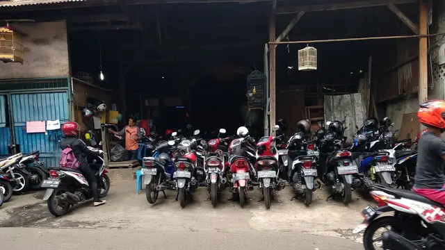 Parkir di rumah warga