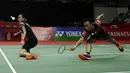 Ganda campuran Indonesia, Hafiz Faizal, berusaha memukul kok saat menghadapi ganda China, Zheng Si Wei/Huang Ya Qiong pada laga Indonesia Masters 2020 di Istora Senayan, Jakarta, Selasa (14/1). Hafiz/Gloria kalah 14-21, 13-21. (Bola.com/Yoppy Renato)