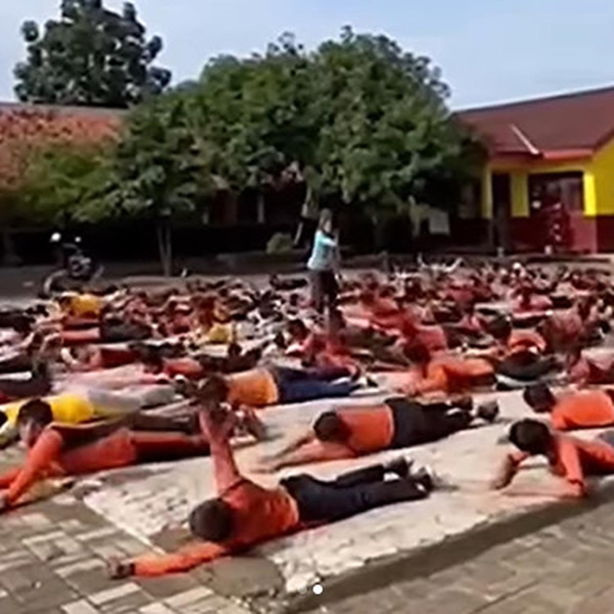 Protes Pungutan dari Ortu, Pihak Sekolah Belajarkan Siswa Berenang di Lapangan Sekolah