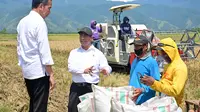 Mentan Amran Sulaiman mendampingi Presiden Joko Widodo melakukan kunjungan kerja di Tolitoli, untuk meninjau stok beras dan memberikan bantuan pangan, Rabu (27/3/2024).