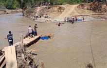 Sinergi Polri, TNI, dan Masyarakat Bangun Jembatan Darurat Aceh Tengah Pasca Banjir