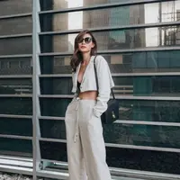 One set yang terdiri crop top dan long pants ini akan membuatmu tampil layaknya lady boos. (instagram/patriciagouw)