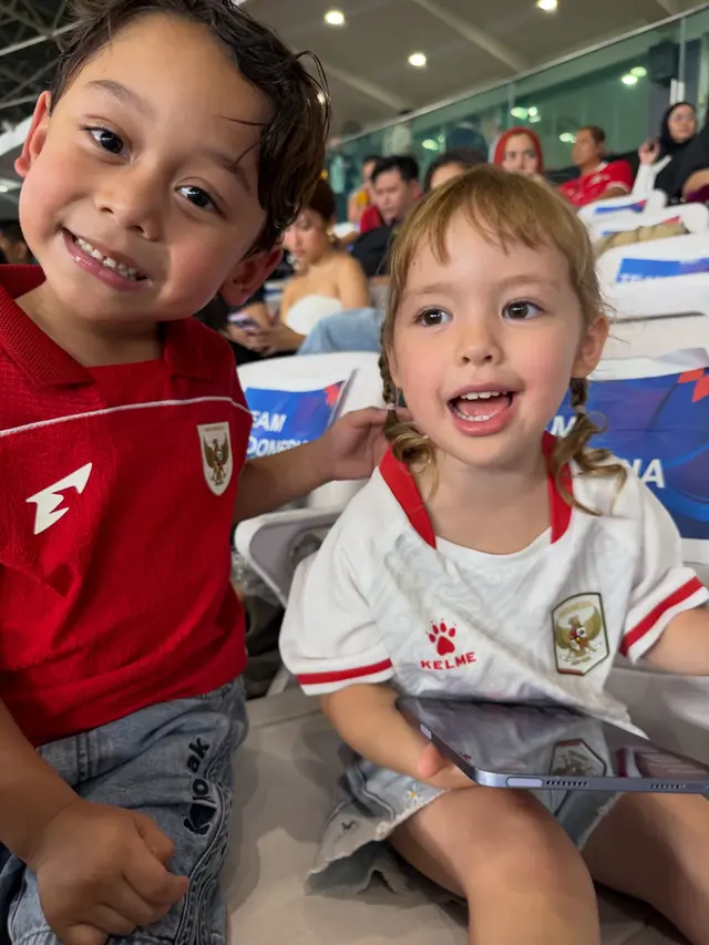 Abang Levian dan Kamari nonton bola (credit: instagram.com/levianbillar)