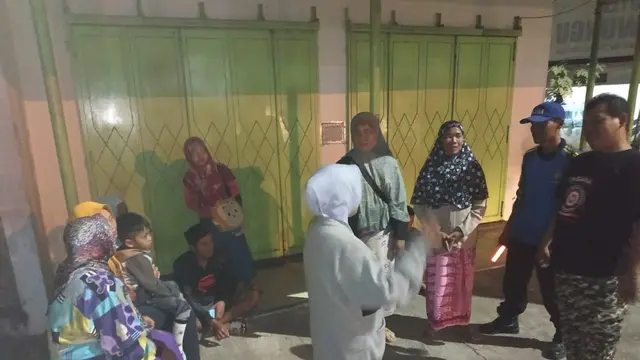 Warga Sumpiuh, Banyumas mengungsi saat gempa banten magnitudo 6,9, Jumat malam, 2 Agustus 2019. (Foto: Liputan6.com/Tagana Banyumas/Muhamad Ridlo)