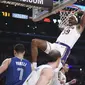 Dwight Howard melakukan dunk saat membantu Lakers mengalahkan Mavericks di lanjutan NBA (AP)