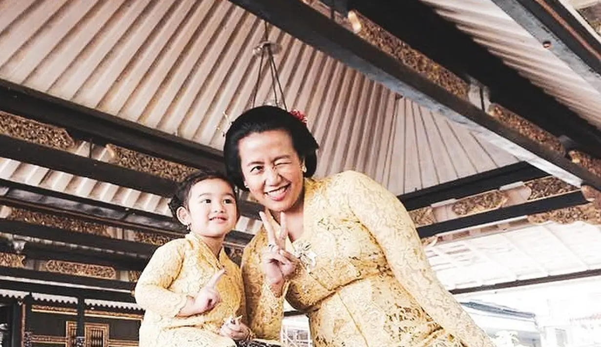 Potret sederhana GKR Hayu mengenakan kebaya kuning yang dipadukannya dengan kain batik bernuansa hitam sebagai rok. [Foto: Instagram/gkrhayu]
