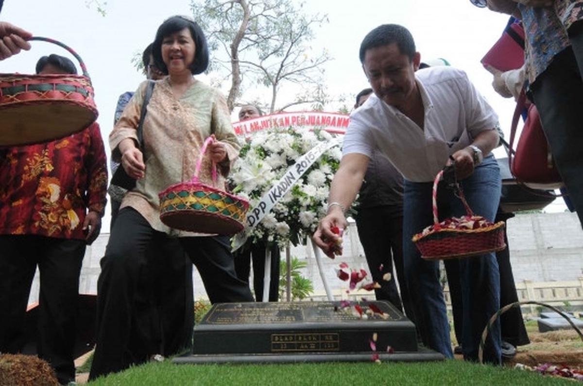 Tabur bunga di makam tokoh pahlawan advokat Indonesia