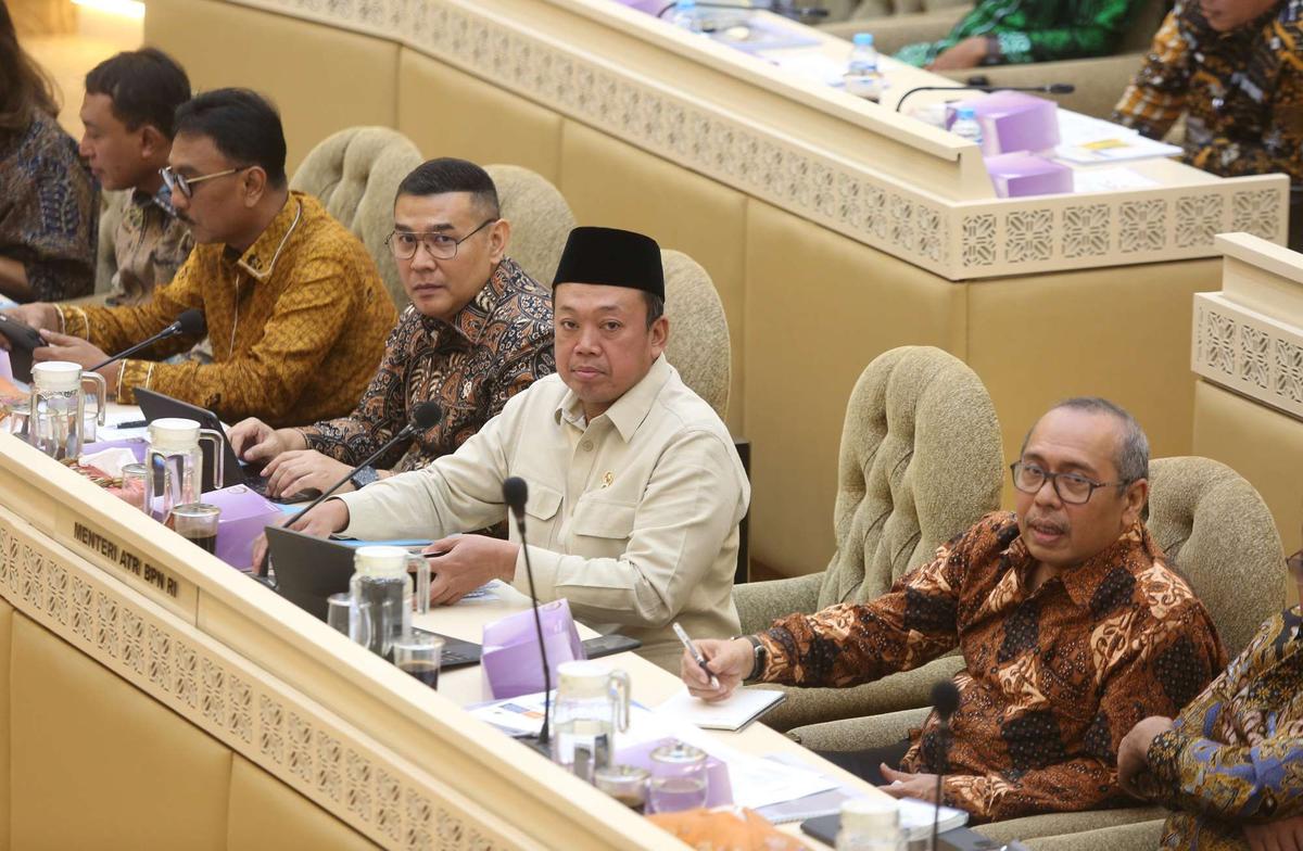 Menteri ATR Nusron Wahid rapat dengan Komisi II DPR terkait pagar laut