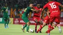 Bek Persebaya Surabaya, Abu Rizal, berduel dengan gelandang Sabah FA, Petrus Shitembi, pada laga persahabatan di Stadion Gelora Bung Tomo, Surabaya, Sabtu (8/2). Persebaya menang 3-1 atas Sabah FA. (Bola.com/Aditya Wany)