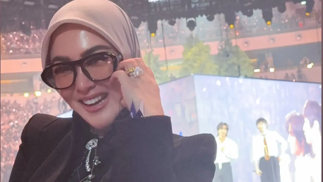 Syahrini Tampil Totalitas Saat Nonton Konser F4 di Jakarta
