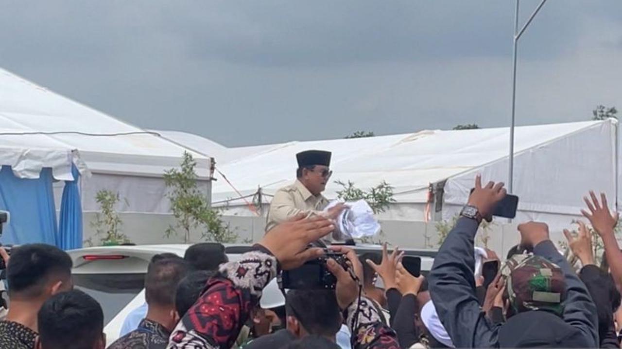 Antusiasme Warga Sambut Presiden, Prabowo Bagikan Baju Usai Akad Massal di Serang
