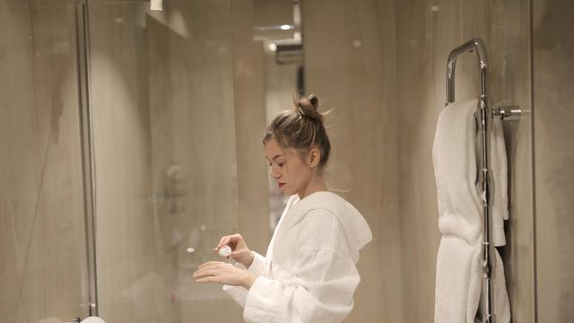 Ilustrasi mandi dengan air hangat