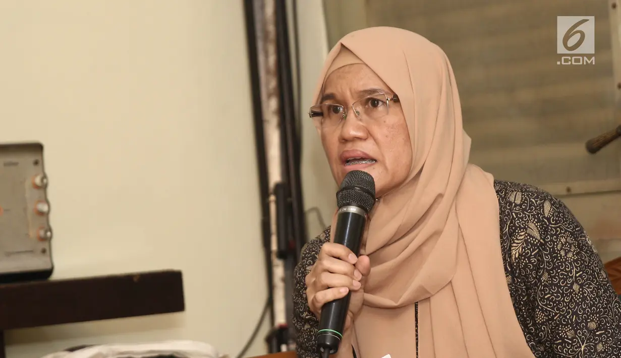 Ketua Komnas Perempuan Azriana R. Manalu menanggapi putusan kasasi Baiq Nuril Maknun di LBH Pers, Jakarta, Jumat (16/11). Nuril merupakan tenaga honorer di SMAN 7 Mataram yang menjadi korban pelecehan seksual atasannya. (Liputan6.com/Herman Zakharia)