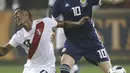 Pemain Peru, Renato Tapia (kiri) jatuh saat berebut bola dengan pemain Skotlandia, Scott Mc Tominay pada laga uji coba di Lima, Peru, (29/5/2018). Peru menang 2-0. (AP/Martin Mejia)