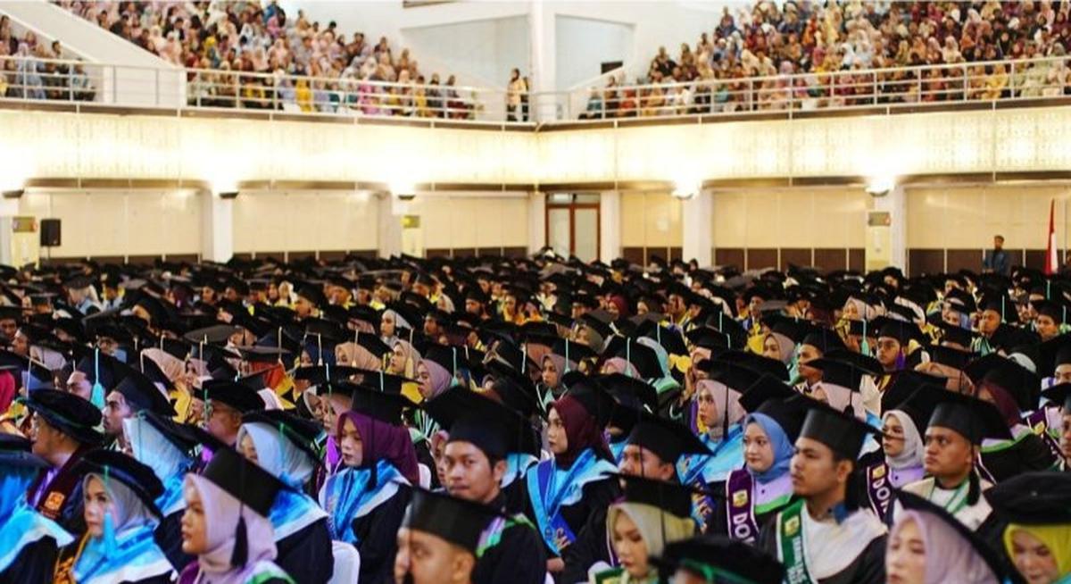 Unand Berikan Ijazah Dua Bahasa di Wisuda 2025, Rektor Beri Pesan Inspiratif