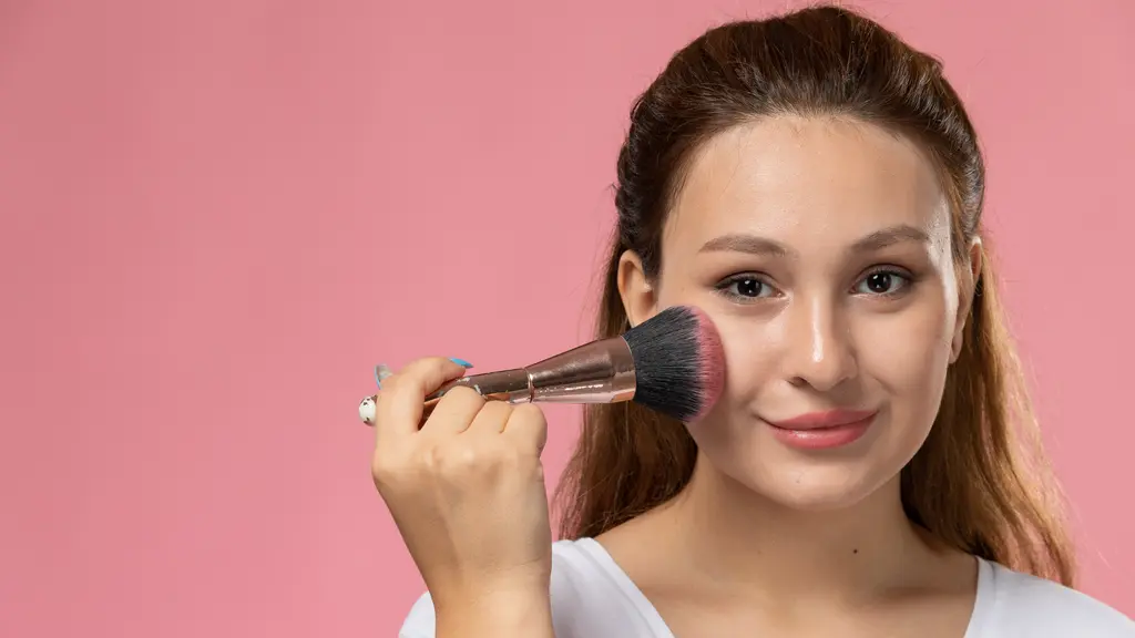 Blush blindness merujuk pada kebiasaan memakai blush secara berlebihan hingga pipi terlihat sangat merona. [Dok/freepik.com]