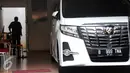 Rumah politisi PAN, Nur Alam terletak di kawasan elite Jalan Mikasa D2, Kuningan, Jakarta, Selasa (23/8).  Di dalam rumah berlantai dua dan bercat putih ini, terparkir sebuah Alphard berwarna putih dengan nopol B 999 TNA. (Liputan6.com/Helmi Afandi)