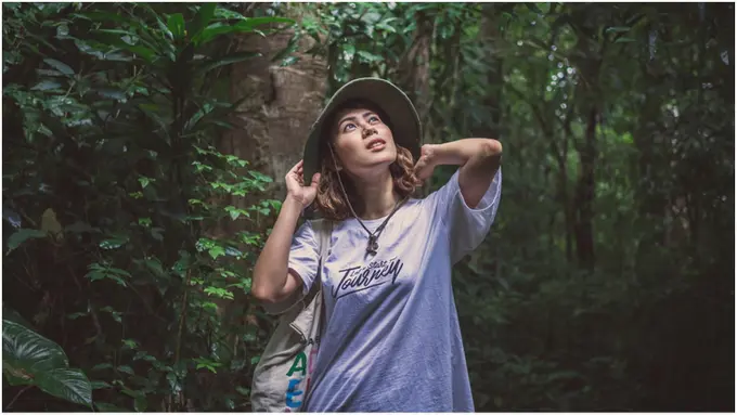Jangan Cuma Disimpan di Lemari, Lengkapi OOTD Kamu dengan Bucket Hat