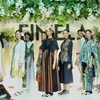 Bekerja sama dengan UMKM Tarakan, Danjyo Hyoji menghadirkan koleksi yang santai dan ringan menggunakan motif batik Tarakan (Foto: Fimela)