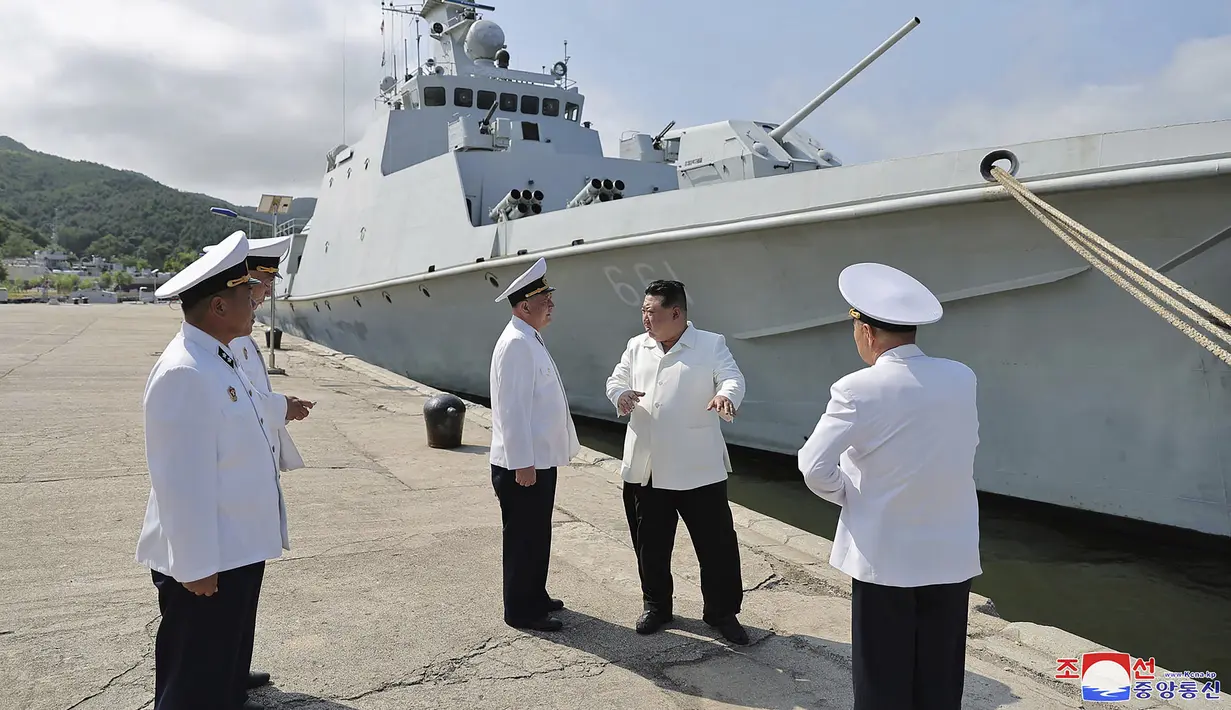 Pemimpin Korea Utara Kim Jong Un saat mengunjungi armada angkatan laut di Korea Utara. (Korean Central News Agency/Korea News Service via AP)