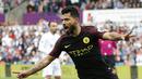 Pemain Manchester City, Sergio Aguero merayakan golnya ke gawang Swansea City pada lanjutan Premier League di Stadion Liberty, Swansea, Sabtu (24/9/2016). (AFP/Adrian Dennis)