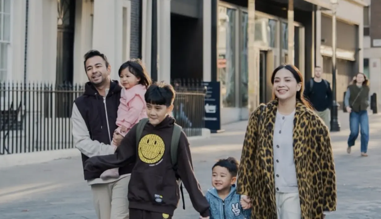 Nagita Slavina hadirkan gaya stylish di liburan musim dingin kali ini. Kenakan coat bernuansa animal print, tampilan ini berhasil elevansi gaya Nagita. [Foto: instagram/ Raffinagita]