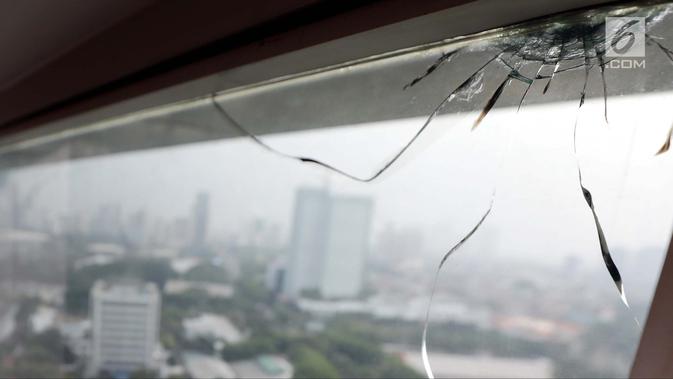 Penampakan bekas tembakan peluru di Lantai 10 Gedung Nusantara I, Jakarta, Rabu (17/10). Bekas tembakan peluru ditemukan di ruang kerja Anggota DPR F-Partai Demokrat Vivi Sumatri dan F-PAN Totok Daryanto. (/JohanTallo)