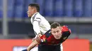 Pemain Juventus Alex Sandro (belakang) berebut bola dengan pemain Genoa Lukas Lerager pada pertandingan Serie A Italia di Stadion Luigi Ferraris, Genoa, Italia, Minggu (13/12/2020). Juventus menang 3-1. (Tano Pecoraro/LaPresse via AP)