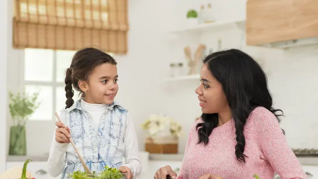 Anak dan Ibu Membuat Makanan