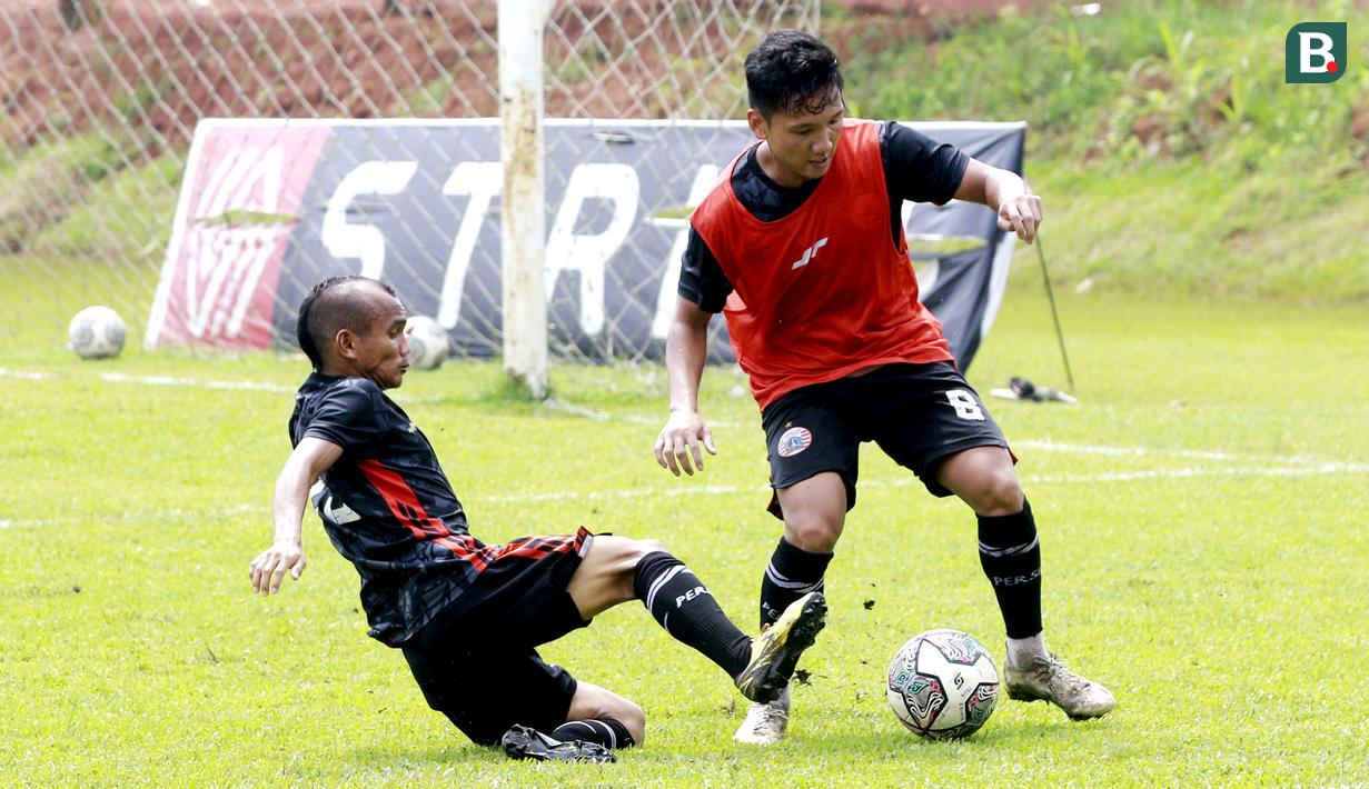 Riko SImanjuntak berusaha merebut bola dari kaki Syahrian Abimanyu saat sesi latihan Persija Jakarta di Lapangan Nirwana Park, Sawangan. (Bola.com/M iqbal Ichsan)