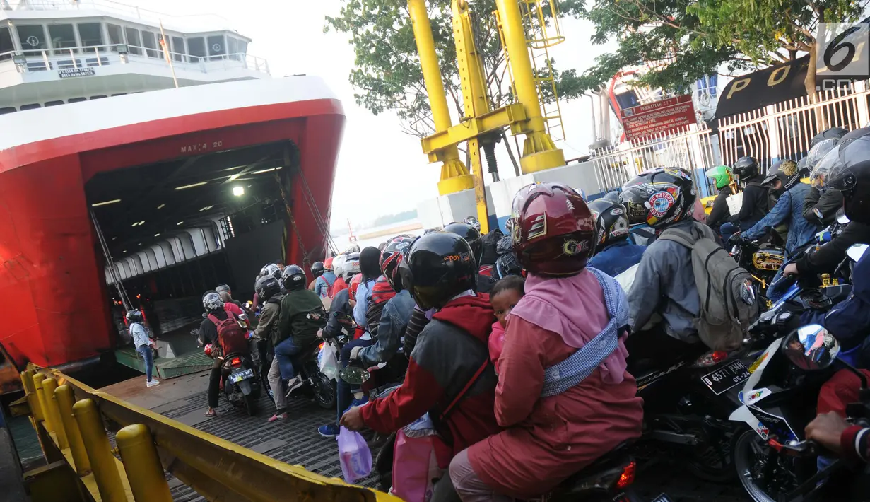 Ratusan pemudik berkendara sepeda motor memasuki dek kapal penyeberangan di Dermaga 1 Pelabuhan Penyebrangan Merak, Banten, Sabtu (1/6/2019). Diperkirakan puncak arus mudik menuju pulau Sumatera akan terjadi pada Sabtu (1/6) dan Minggu (2/6). (Liputan6.com/Helmi Fithriansyah)