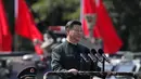 Xi Jinping memeriksa barisan tentara saat mengikuti upacara peringatan 20 tahun serah terima Hong Kong dari pemerintah Inggris ke China, di Hong Kong, Jumat (30/6). (AP Photo)