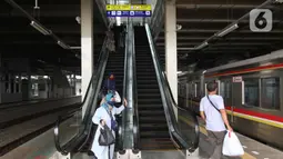 Penumpang menuruni eskalator di Stasiun Jatinegara Baru, Jakarta Timur, Sabtu (20/3/2021). Bangunan baru Stasiun Jatinegara ini dibuat dengan gaya arsitektur modern minimalis menggantikan bangunan lama peninggalan Belanda. (Liputan6.com/Angga Yuniar)