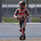 Marc Marquez harus mendapatkan bantuan dari marshal (petugas balapan) menuju podium karena motor yang ditungganginya kehabisan bensin setelah finis di MotoGP Inggris 2019. (AFP/ Adrian Dennis)