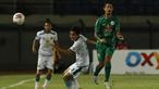 Striker PS Sleman, Irfan Bachdim (kanan) berusaha melewati bek Persebaya Surabaya, Reva Adi Utama (tengah) dalam laga Grup C Piala Menpora 2021 di Stadion Si Jalak Harupat, Bandung, Rabu (7/4/2021). (Bola.com/Ikhwan Yanuar)