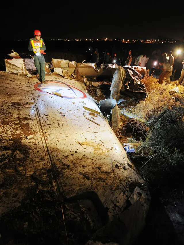 Petugas penyelamat Pakistan mencari di antara puing-puing setelah jatuhnya pesawat Boeing 737 Bhoja Air di pinggiran Islamabad pada tanggal 20 April 2012. Dikhawatirkan sebanyak 130 orang tewas. (AFP/Arsip)