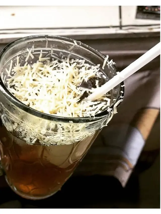 6 Potret Nyeleneh Orang Sajikan Teh Ini Bikin Geleng Kepala