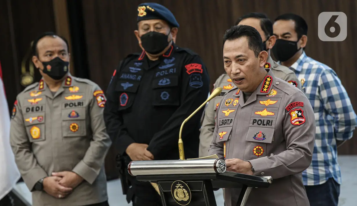 Kapolri Jenderal Listyo Sigit Prabowo bersama jajaran terkait menyampaikan konferensi pers di Gedung Rupatama Mabes Polri, Jakarta, Selasa (9/8/2022). Mantan Kepala Divisi Profesi dan Pengamanan Polri Irjen Ferdy Sambo ditetapkan sebagai tersangka dalam kasus pembunuhan ajudannya, Brigadir J alias Nofriansyah Yoshua Hutabarat. (Liputan6.com/Faizal Fanani)