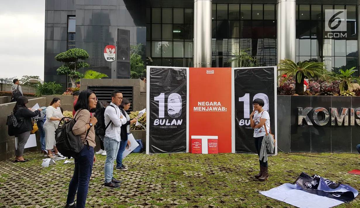 Sejumlah orang bersiap menyambut kedatangan Novel Bawesdan di Gedung KPK, Jakarta, Kamis (22/2). Hampir 10 bulan Novel meninggalkan Indonesia untuk menjalani perawatan dan penyembuhan akibat insiden penyiraman air keras. (Liputan6.com/Herman Zakharia)